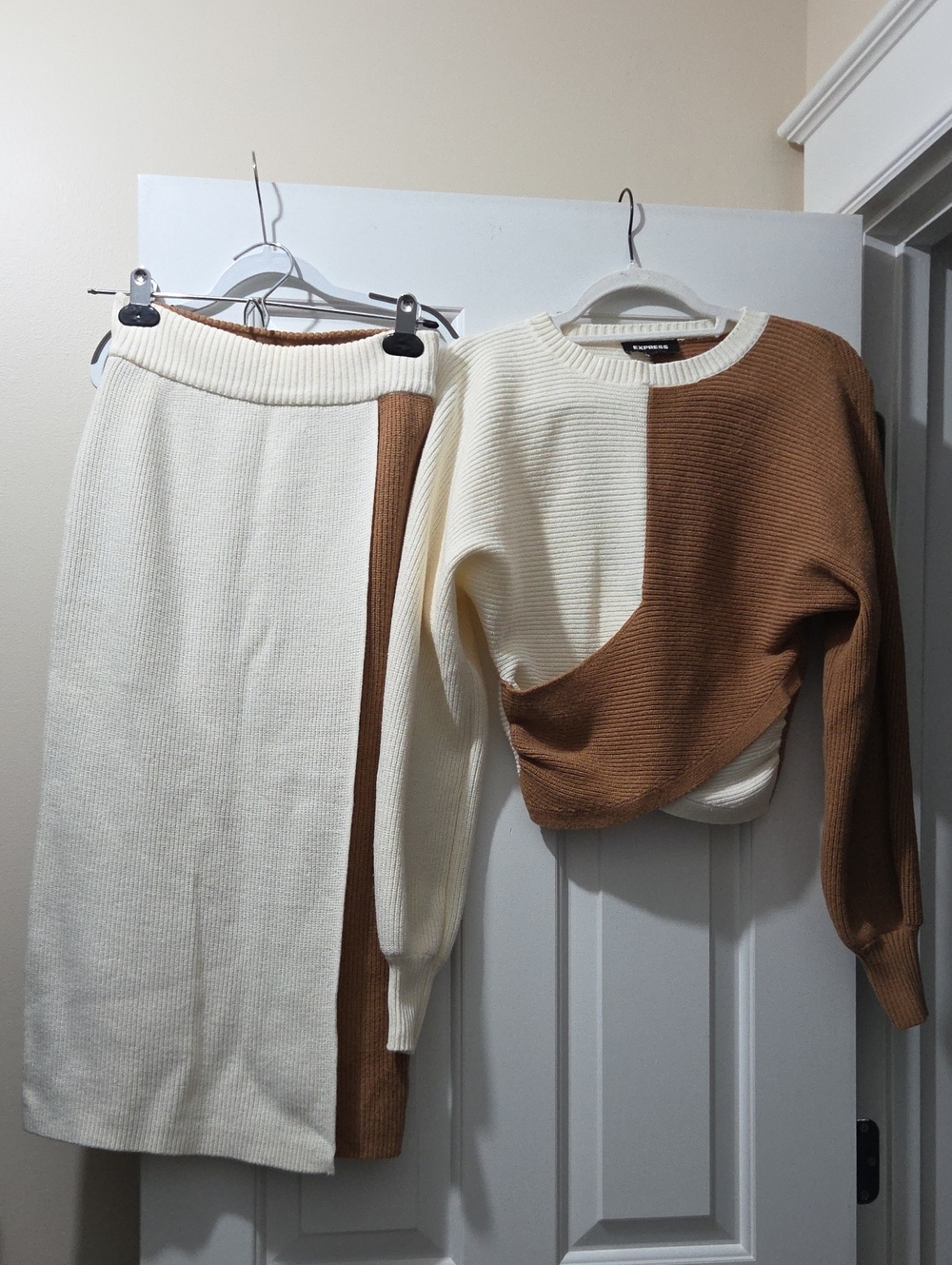 Express Two-Tone Cream and Brown Ribbed Crewneck Sweater